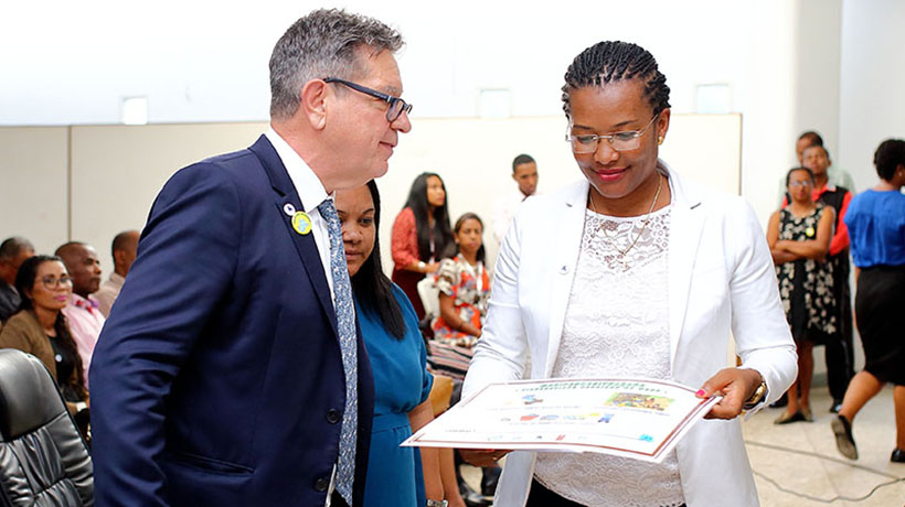 Pascal Vincelot, Mérieux Foundation’s Director of Operations, and Luciana Rakotoarisoa, Manager of the Mérieux Foundation in Madagascar presenting the kits to Her Excellency, Marie Thérèse Volahaingo, Minister of the Malagasy Ministry of Education and Technical and Vocational Training.